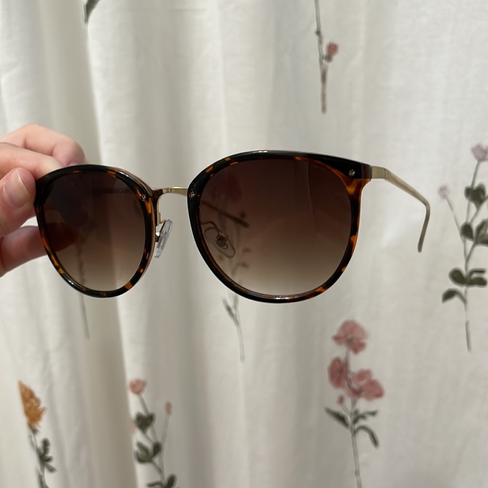 🌟 SUNGLASSES 🌟 - Picture 3 of 4
